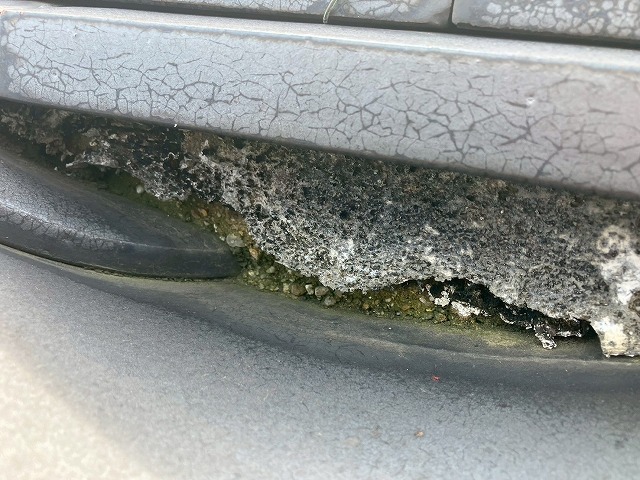 剥離しかけた漆喰